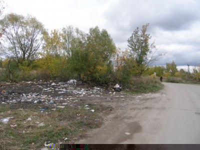 здесь когда то стоял мусорный контейнер,а теперь он валяется у мэра в огороде
